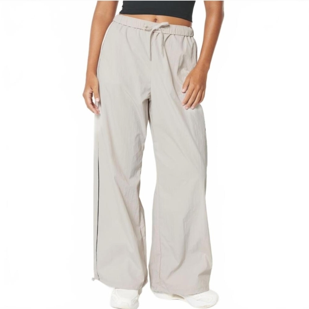 Hollister × Gilly Hicks Crinkle Parachute Pants in Stone Beige Sz S